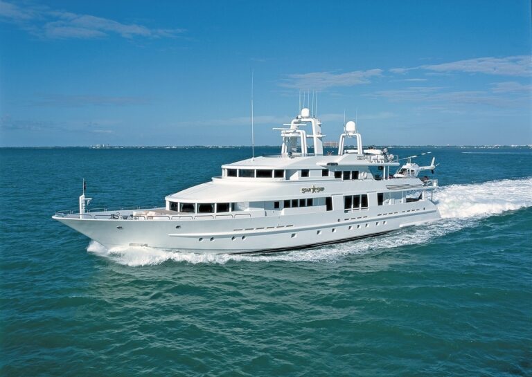 Cruising On Board Yacht STARSHIP