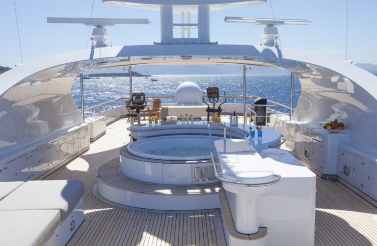 Jacuzzi Pool With Drinks Bar On Board Yacht KANALOA