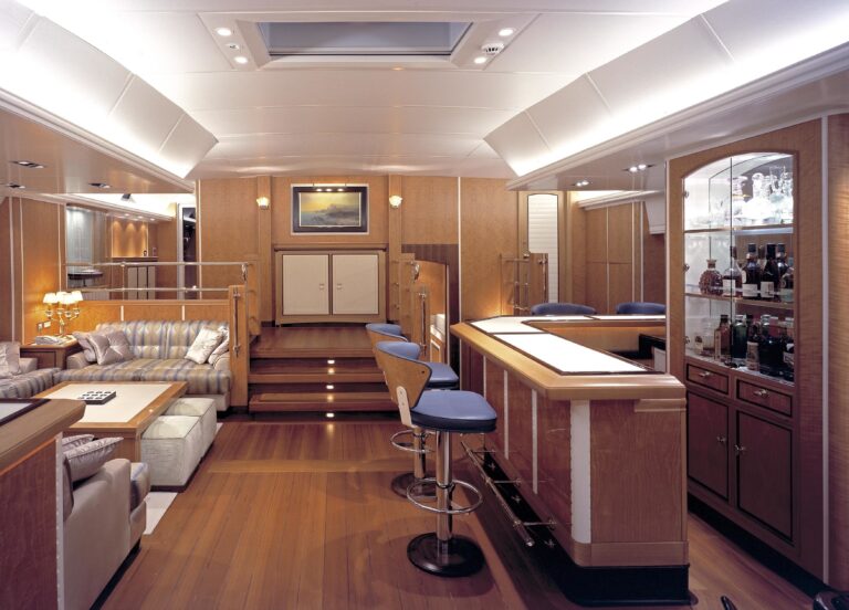 Drinks Bar On Yacht MITSEAAH