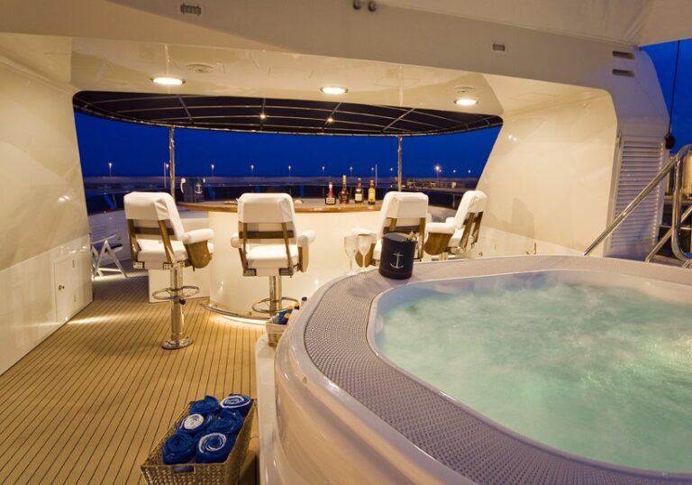 Jacuzzi Pool With Drinks Bar Aboard Yacht BLU 470