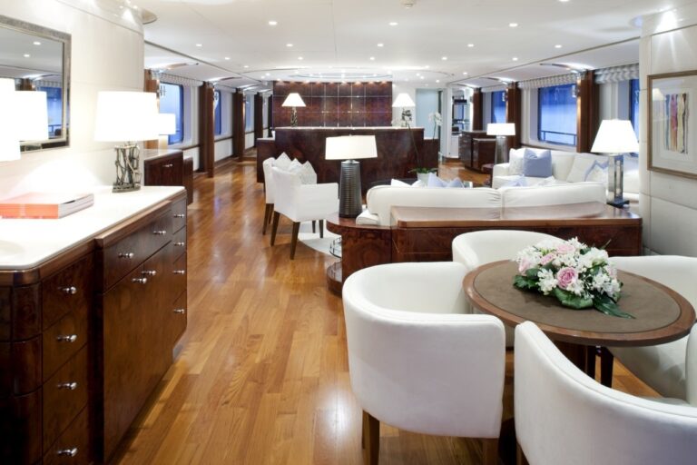 Drinks Bar Zone On Yacht LA TANIA