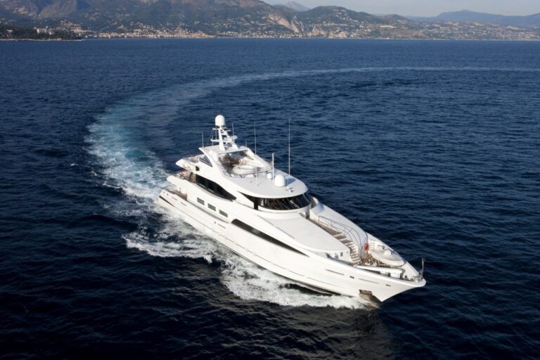 Forward Aspect: Yacht LA TANIA's Cruising Photograph