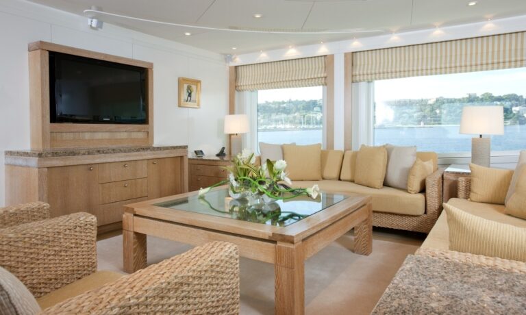 Screening: Yacht LA TANIA's Sky-lounge Captured