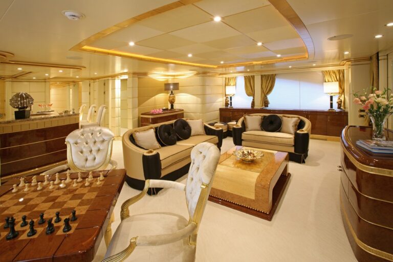 Sitting: Yacht PLATINUM's Sky-lounge Captured