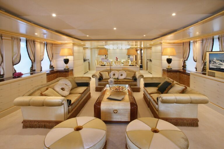 Fore: Yacht PLATINUM's Premier Saloon Image