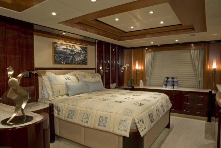 Main Master Cabin On Yacht REEF CHIEF