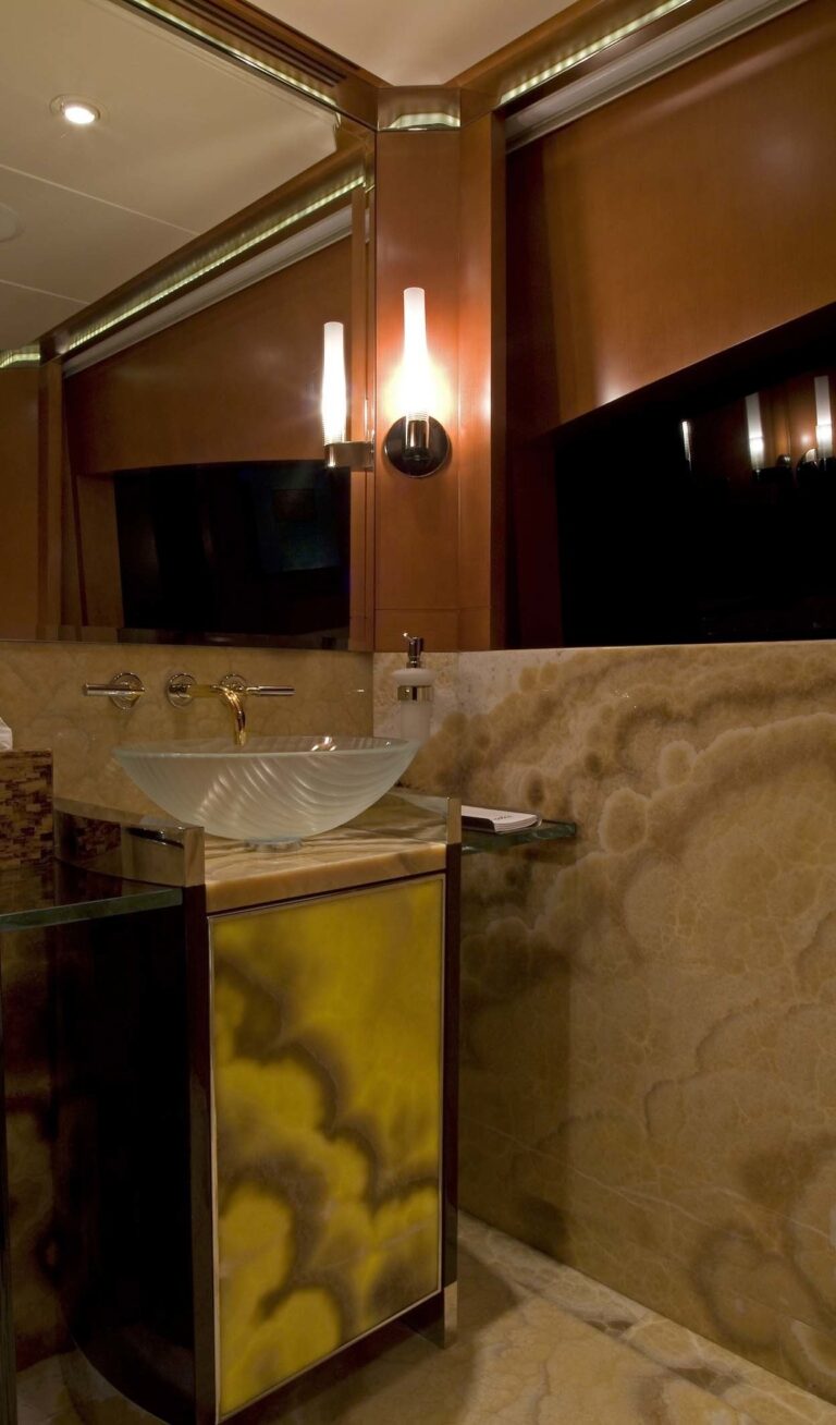 Close Up: Yacht REEF CHIEF's Bath Captured