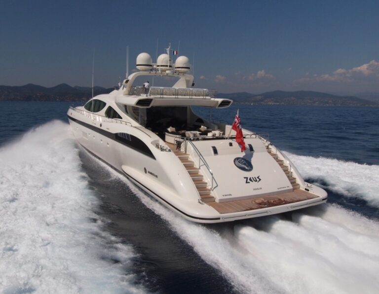 Aft: Yacht ZEUS I's Cruising Photograph