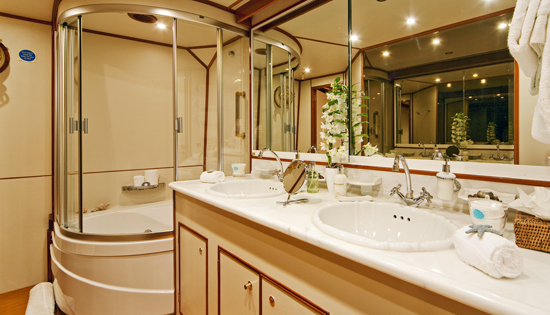 5 FISHES -  Master Ensuite