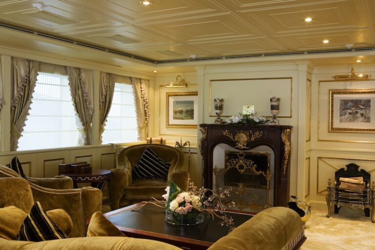 5 motor yacht Romance