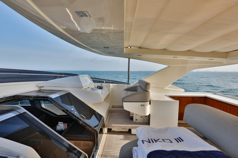 Flybridge helm station