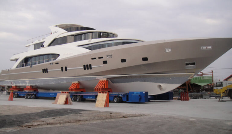 5000 Fly motor yacht LA PELLEGRINA by Couach Yachts