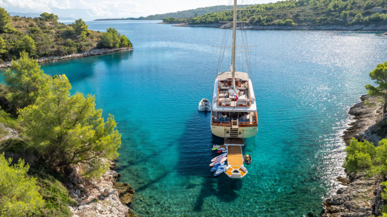SON DE MAR - At Anchor
