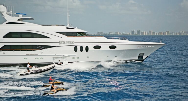 Water Sport Toys: Yacht WHEELS's Overview Photograph