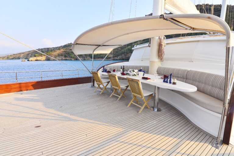 Foredeck with alfresco dining