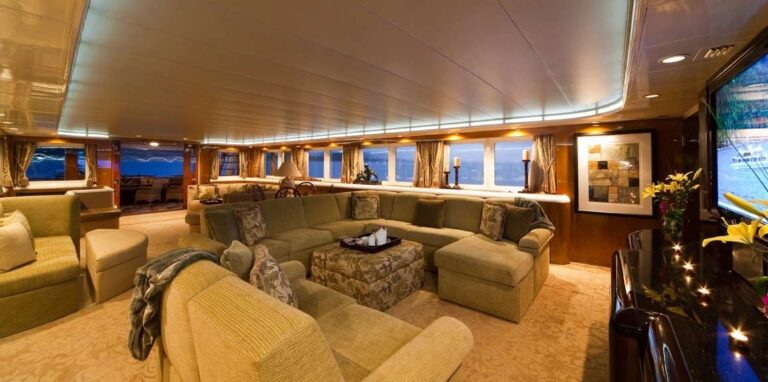 Sitting: Yacht BIG EAGLE's Premier Saloon Image