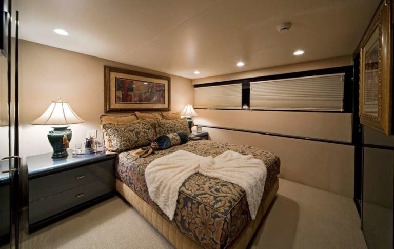 Queen Sized Cabin On Yacht BIG EAGLE