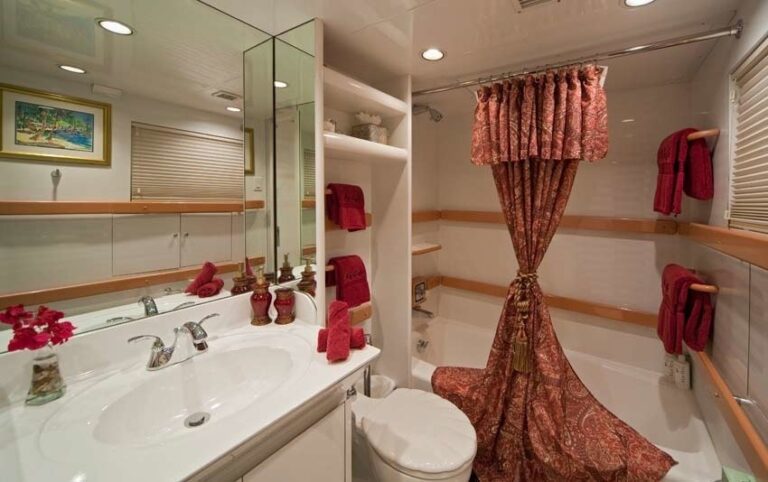 Twin Bed Bath On Yacht BIG EAGLE