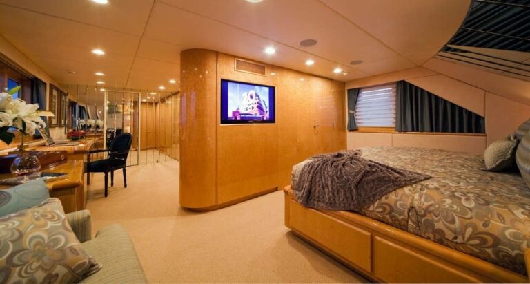 Main Master Cabin On Yacht BIG EAGLE