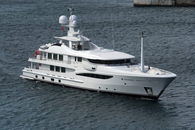 Profile On Yacht LA MIRAGE