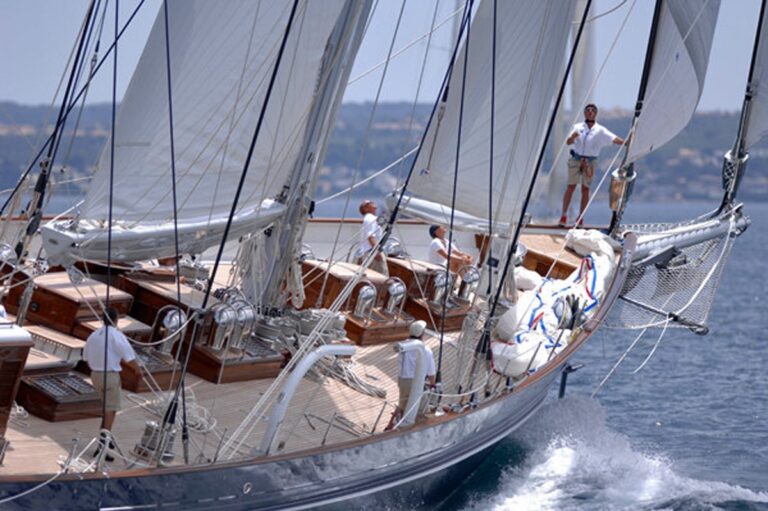 Deck: Yacht METEOR's Cruising Image
