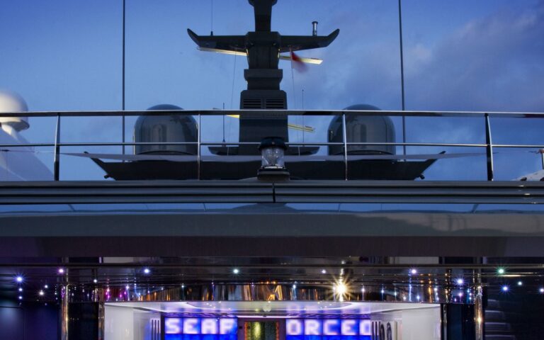 Mast Aboard Yacht SEA FORCE ONE