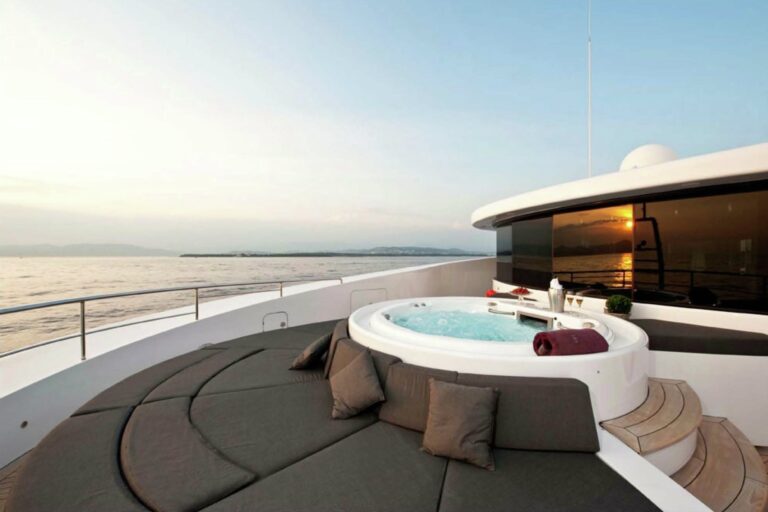 Sitting: Yacht SYNA's Jacuzzi Pool Image