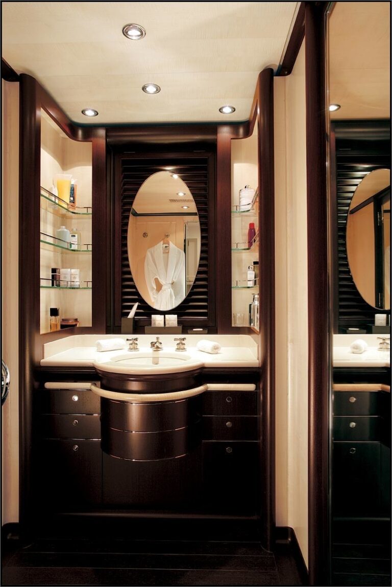 Personal Bath Aboard Yacht PARSIFAL III
