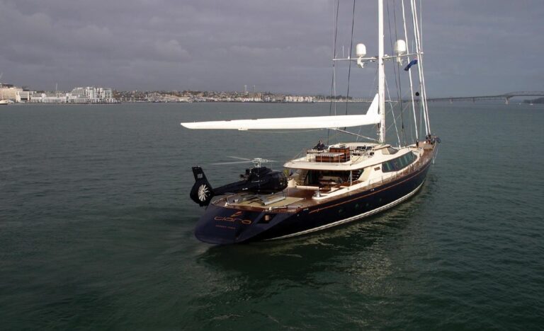 Chopper: Yacht TIARA's Aft Aspect Image