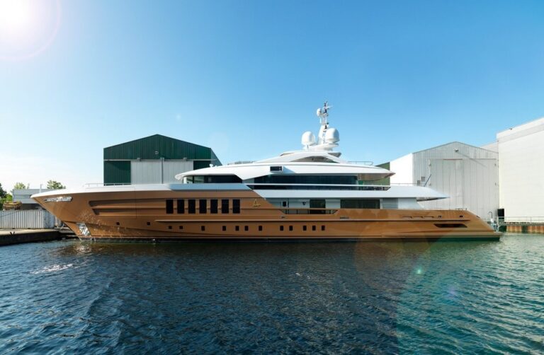 The 55m Yacht AZAMANTA