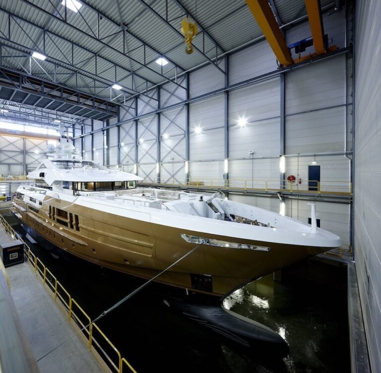 The 55m Yacht AZAMANTA