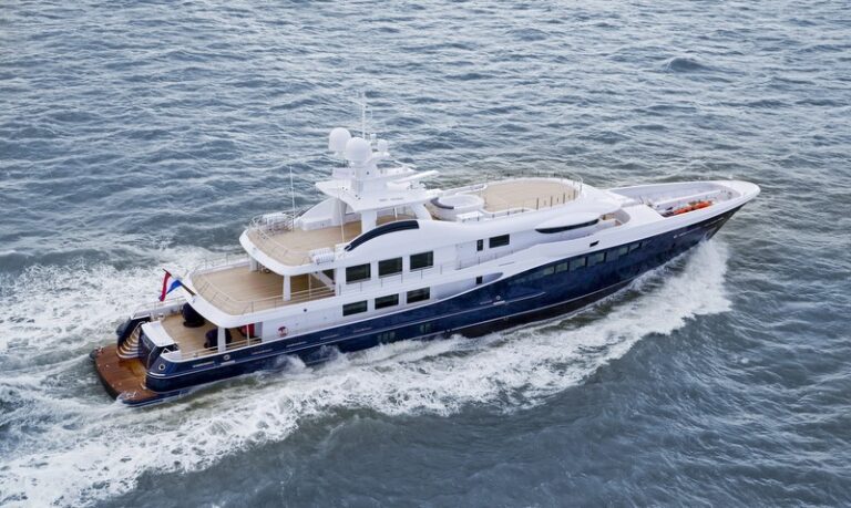 The 55m Yacht LA FAMILIA