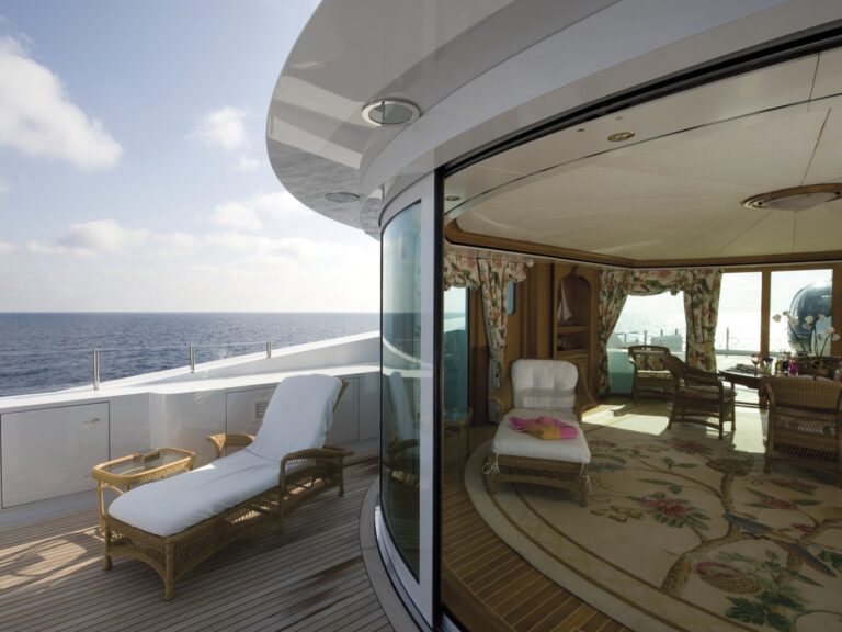 The 55m Yacht QUEEN MAVIA