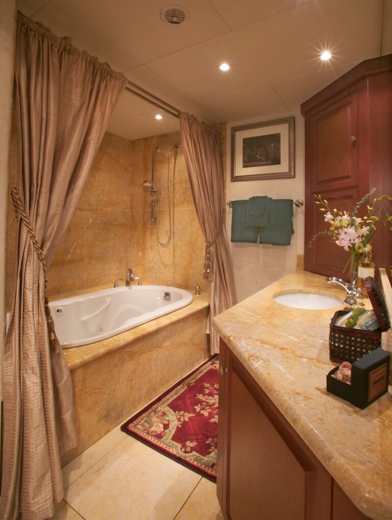 VIP Bath Aboard Yacht STARGAZER