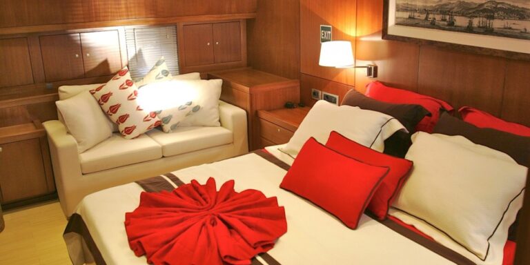 Charter yacht LEVANTIN