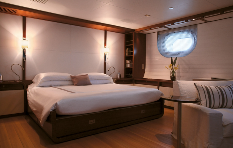 56m sailing yacht Rosehearty - suite