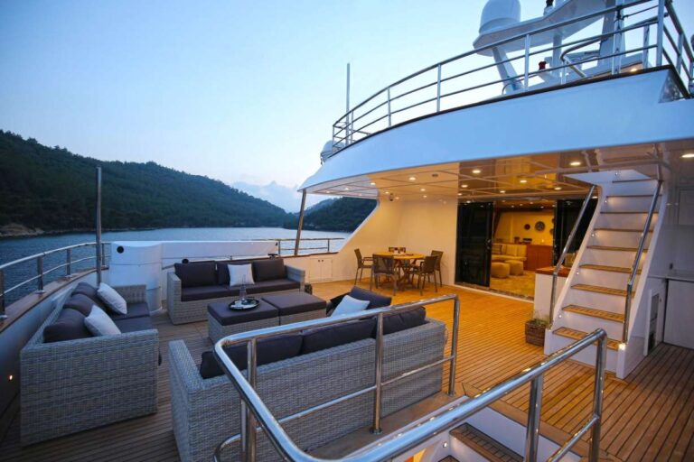 Upper deck