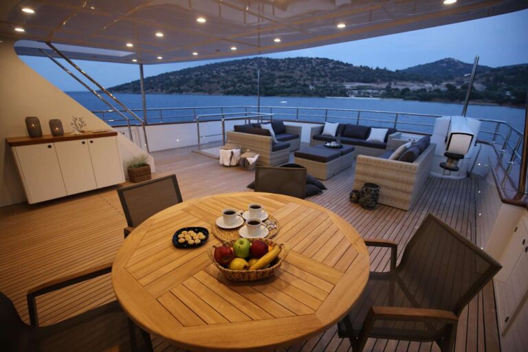 Upper deck dining