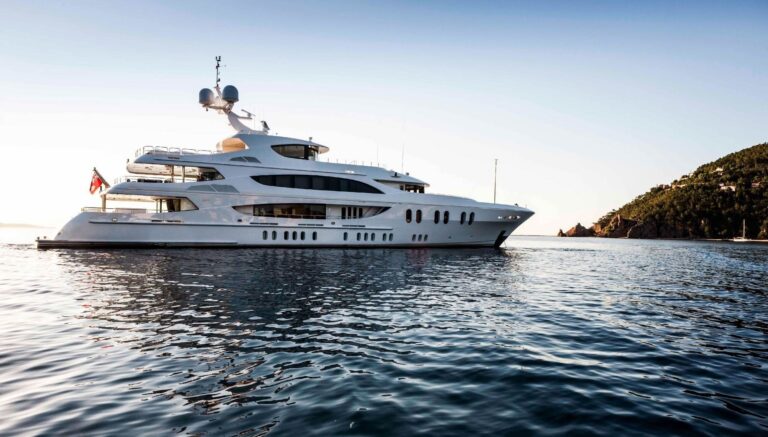 Motor yacht profile