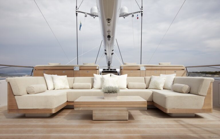 Fore: Yacht TWIZZLE's Fly-bridge Captured