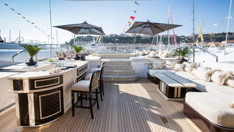 sun deck Jacuzzi and bar