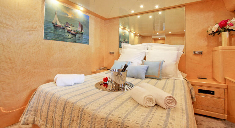 Guest double cabin