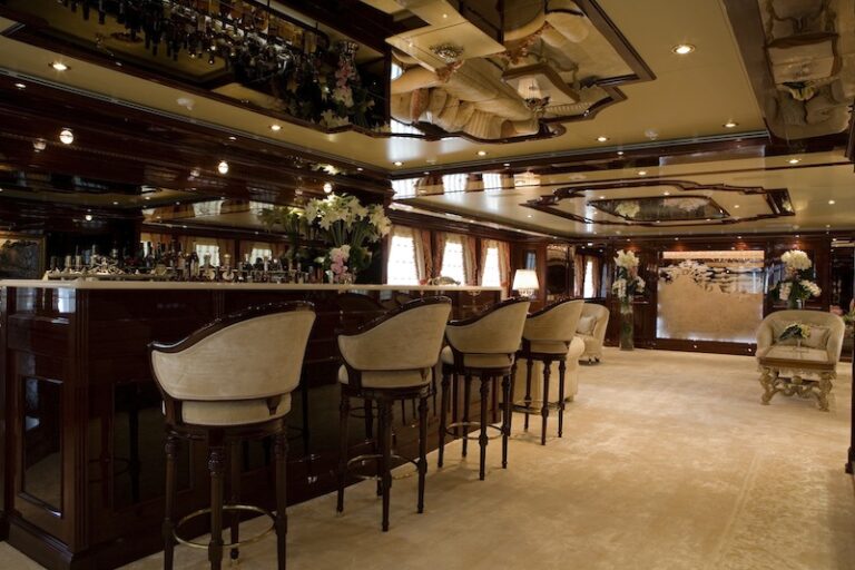 6  MotorYacht ROMANCE main salon bar
