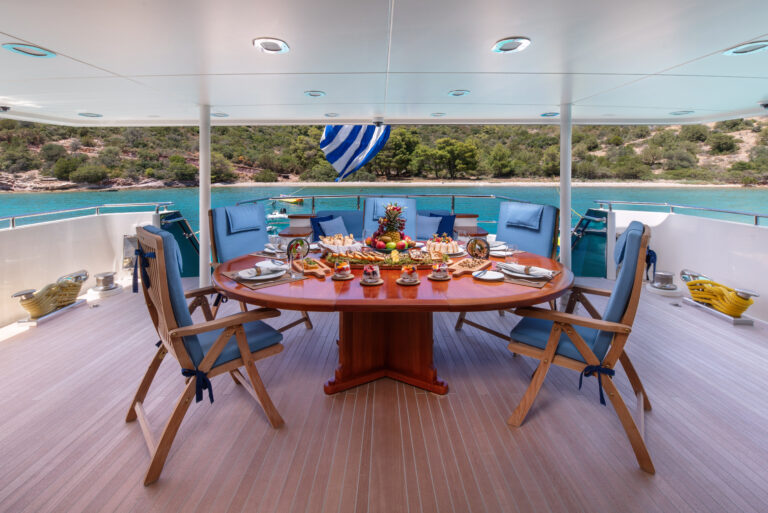 Alfresco dining main deck