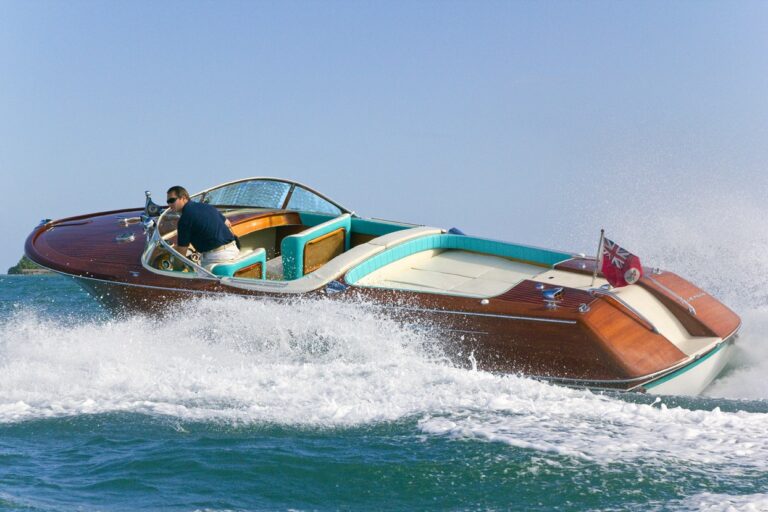 Ship's Tender: Yacht BLUE MOON's Cruising Image