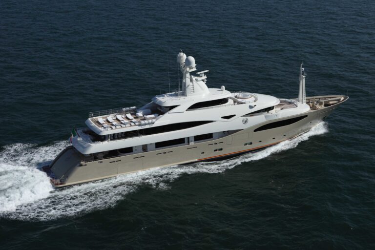 Premier Overview: Yacht LIGHT HOLIC's Cruising Image