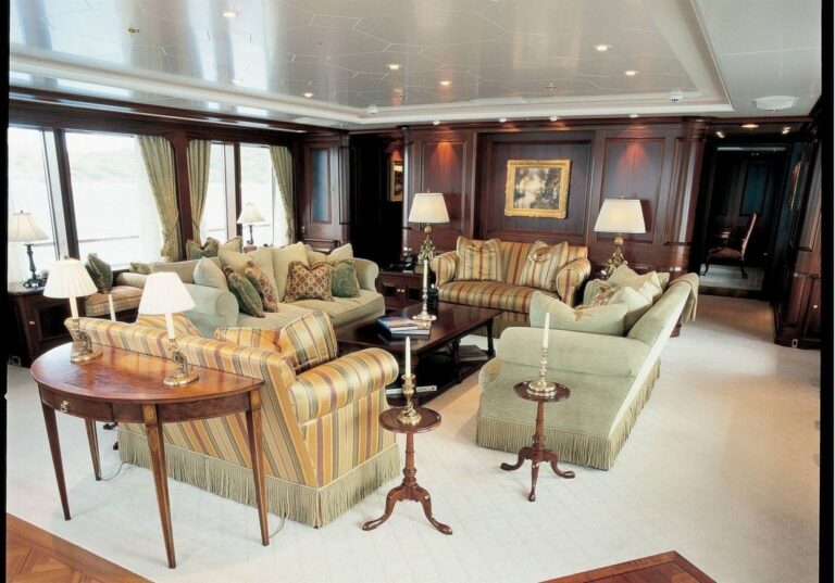 Daytime: Yacht PARAFFIN's Premier Saloon Photograph