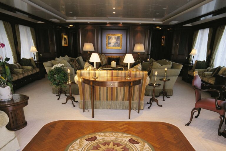 Profile: Yacht PARAFFIN's Lounging Photograph