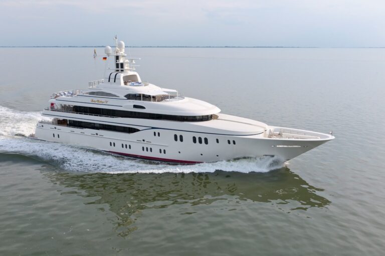 Overview: Yacht LADY KATHRYN V's Cruising Photograph