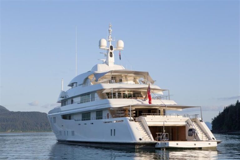 62m Icon-built Yacht Aft View